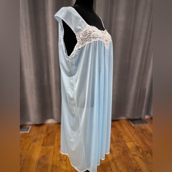 Vintage blue satin nightie - Picture 2 of 8